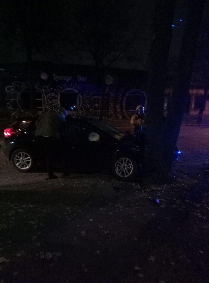 У Рівному авто врізалось в дерево: водій та пасажирка травмувались