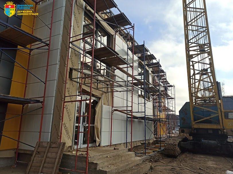 На Рівненщині відновлюють місцеву дорогу та шкільний басейн На Рівненщині відновлюють місцеву дорогу та шкільний басейн