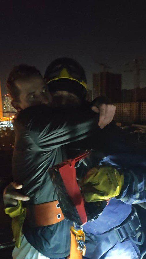 Рятувальники зняли чоловіка з електроопори Рятувальники зняли чоловіка з електроопори