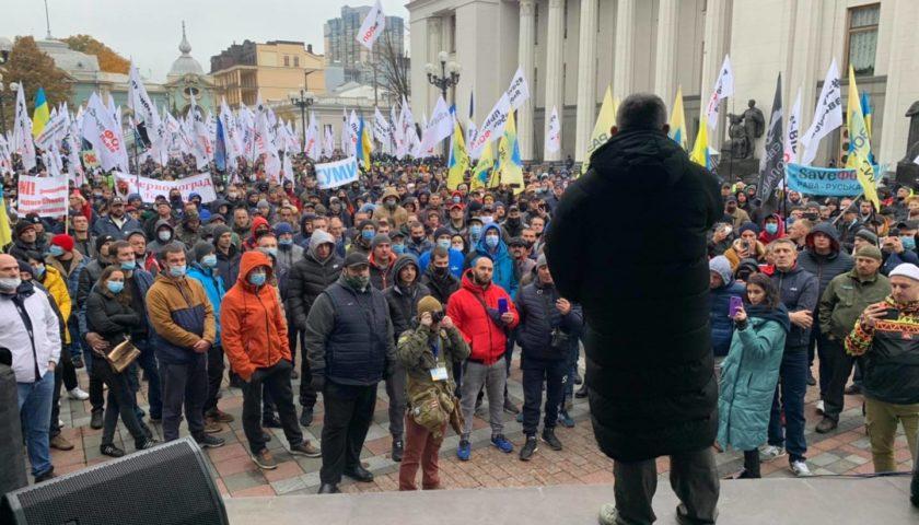 Під Радою мітингують власники авто на “євробляхах”
