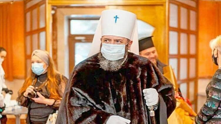 Єпископ з Луцька одягнув норкову шубу