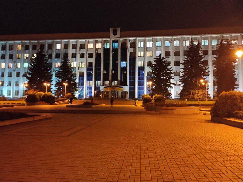 Будівля Рівненської ОДА знову засяяла