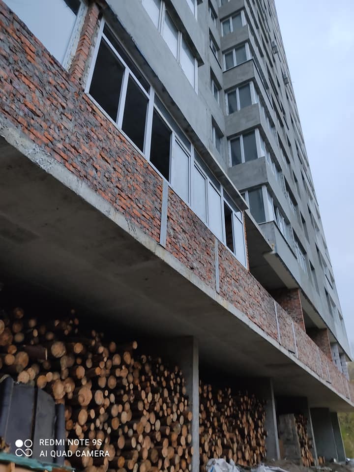Кияни у багатоповерхівках обігрівають свої оселі дровами