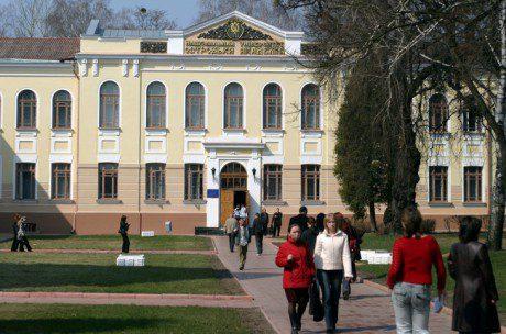 Острозька академія відправляє студентів по домівках