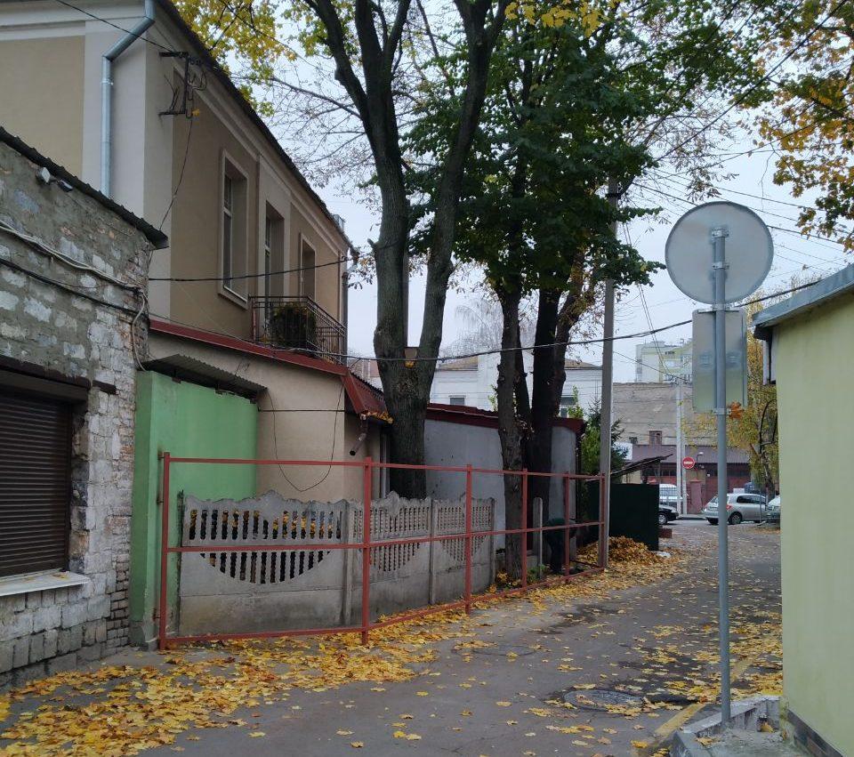 Рівняни обурюються через паркан, який встановили на дорозі у центрі міста