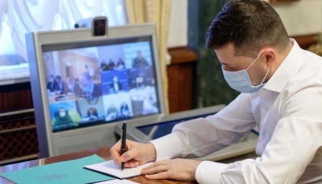 Зеленський підписав закон про штрафи за відсутність маски