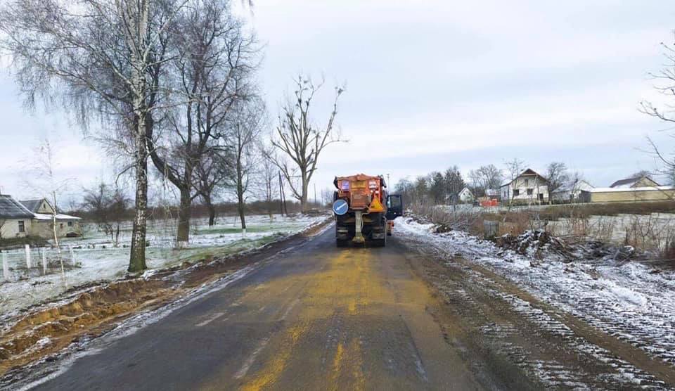 Майже 60 одиниць техніки цієї ночі чистили дороги Рівненської області Майже 60 одиниць техніки цієї ночі чистили дороги Рівненської області