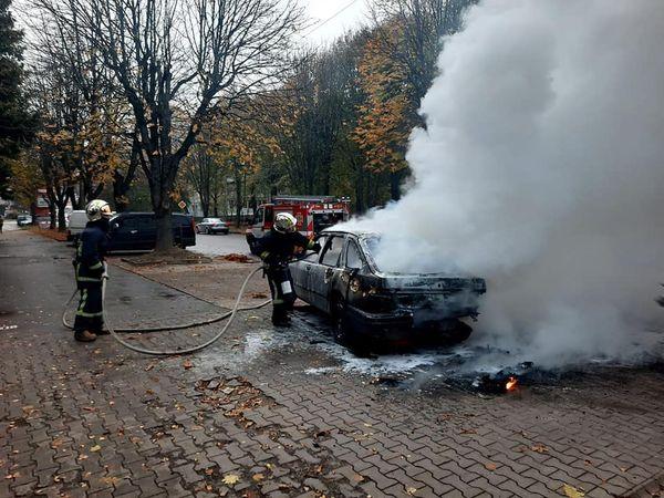 У Рівному по вулиці Гагаріна внаслідок ДТП горів легковик (ФОТО)