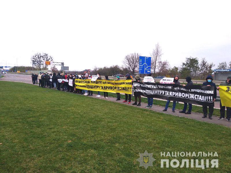 Поблизу Рівного протестувальники перекрили автодорогу “Київ -Чоп”