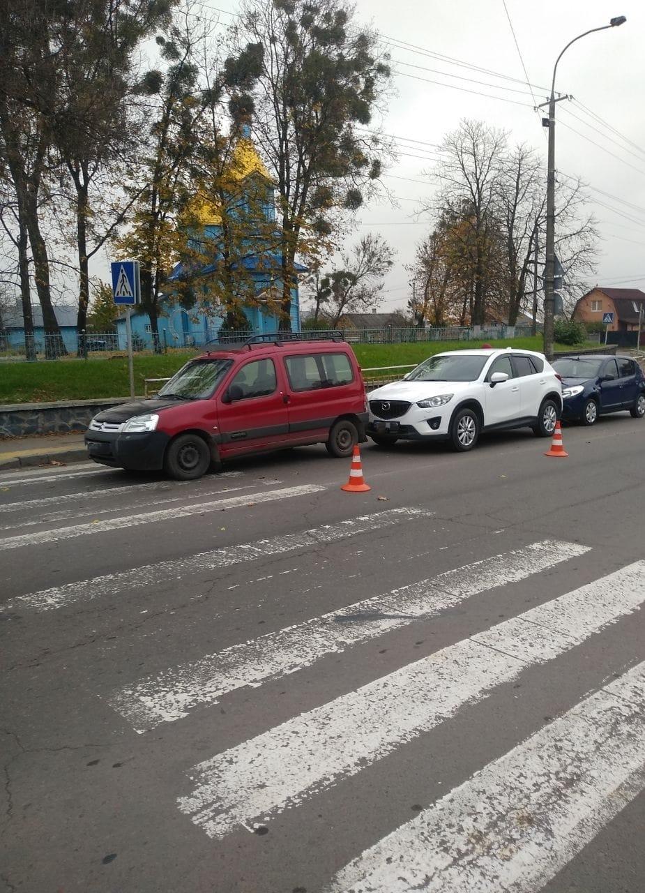 Рівне: потрійна ДТП перед пішохідним переходом Рівне: потрійна ДТП перед пішохідним переходом