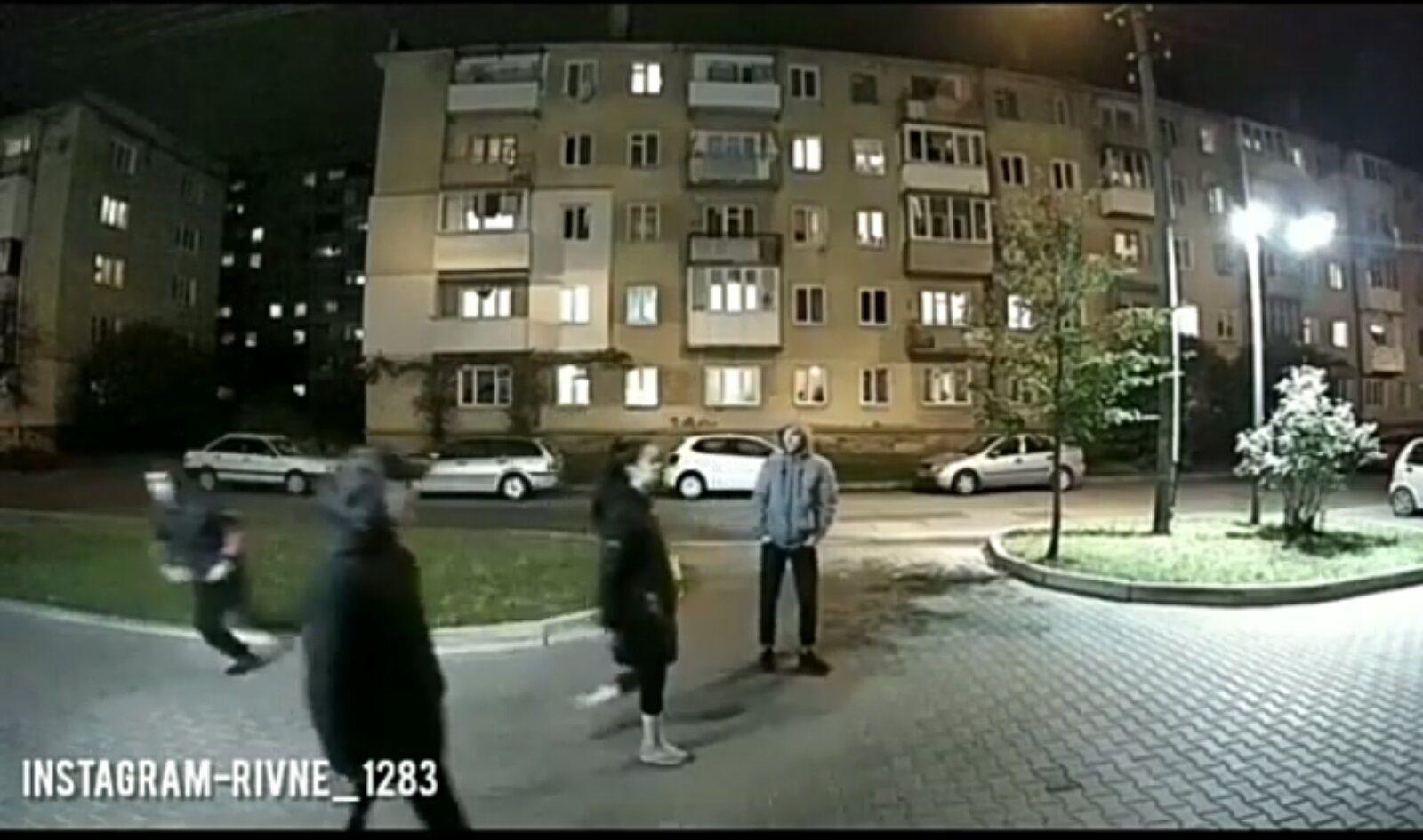 У Рівному відеокамера зафіксувала вандалів