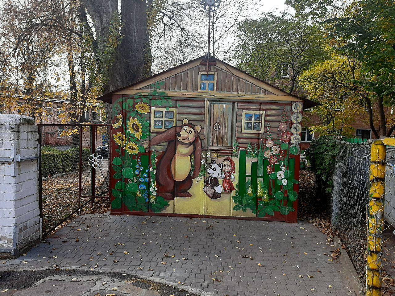 У Рівному гараж розмалювали героями мультфільмів (ФОТО)
