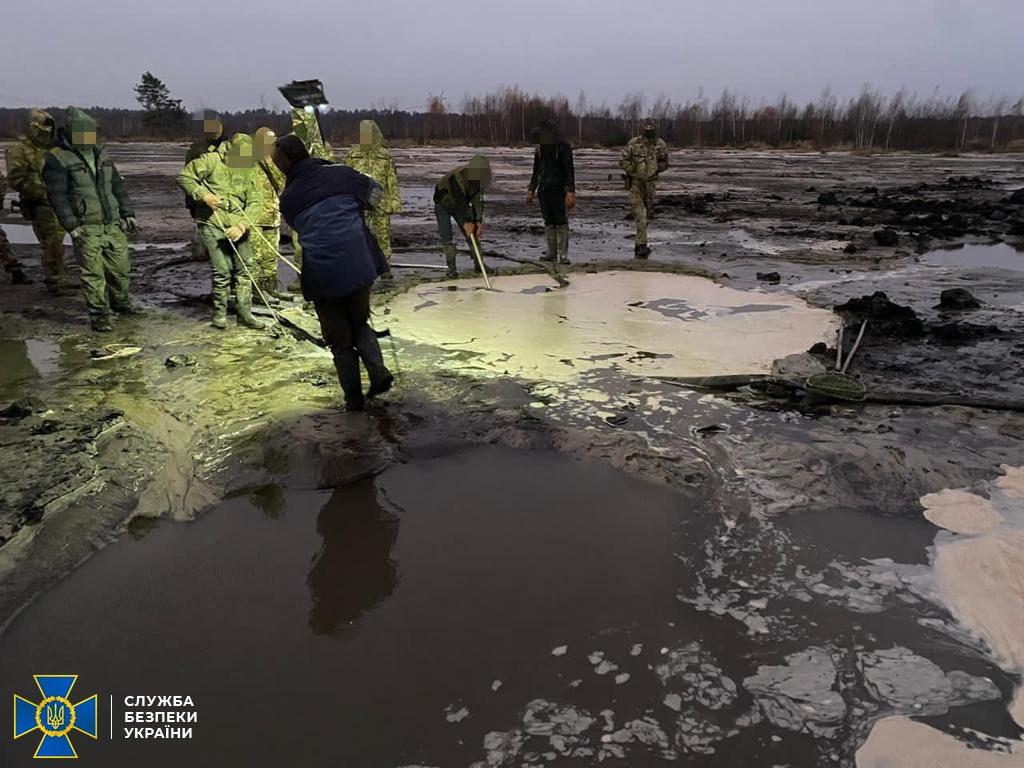 СБУ накрила нелегальних копачів бурштину на Рівненщині
