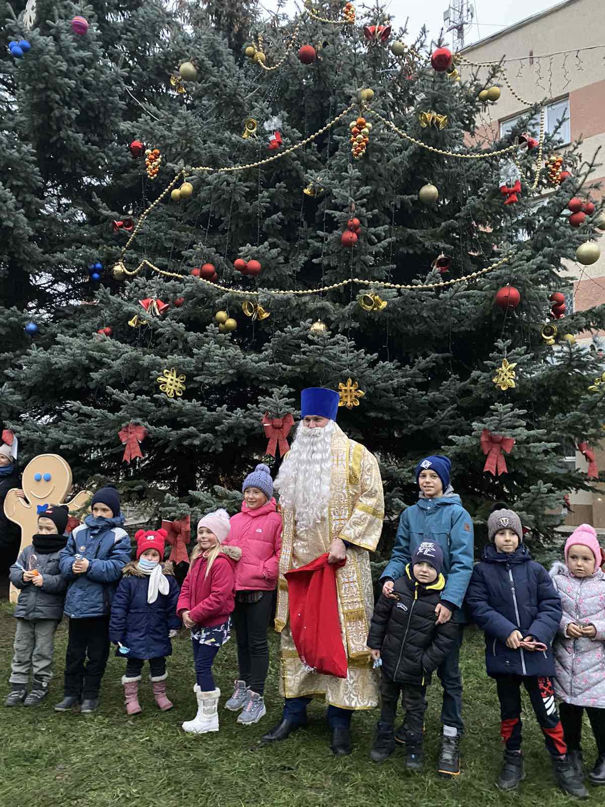  Вогні новорічної ялинки у Здолбунові запалив міський голова в образі Святого Миколая
