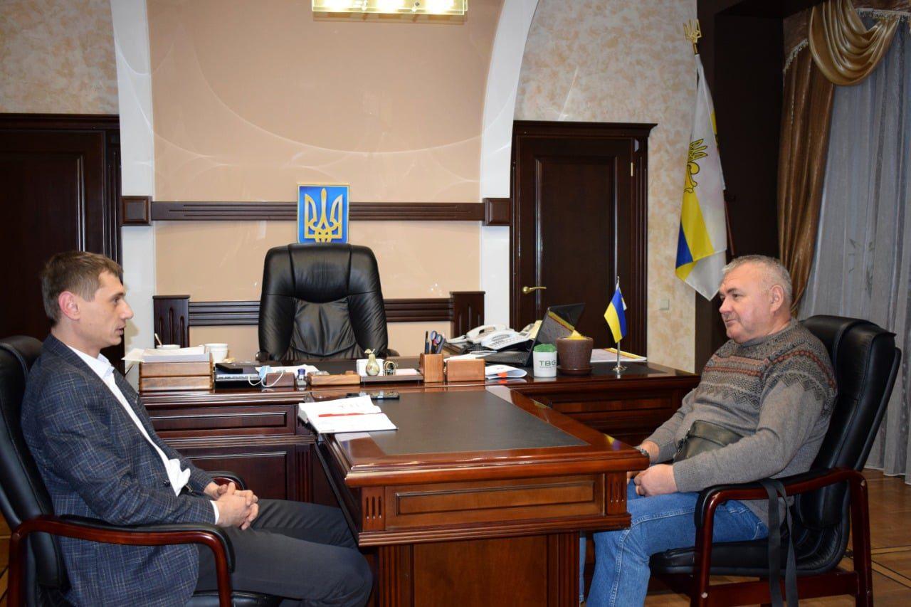 На Рівненщині голова обласної ради підтримав педагога, який змушував учнів присідати з муляжем снаряду