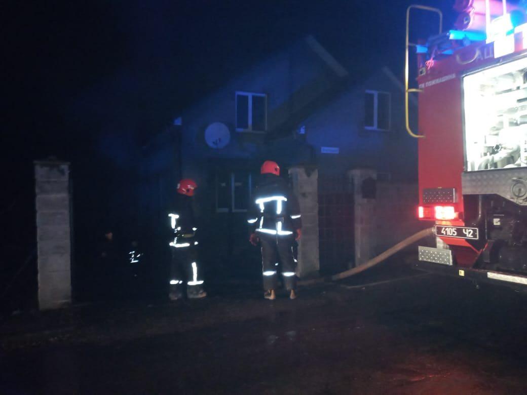 Пожежа в Дубно: згорів гараж та автівка