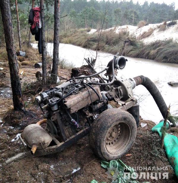 На Рівненщині поліцейські вилучили дві мотопомпи та автомобіль із бурштином