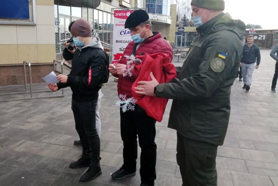 У Рівному гвардійці пропонували перехожим дізнатись про позитивні зміни у 2021 році з передбачень