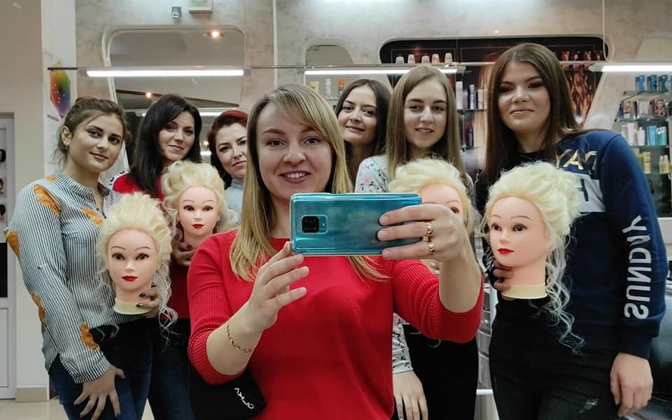 Безробітні у Рівному навчилися виконувати святкові зачіски