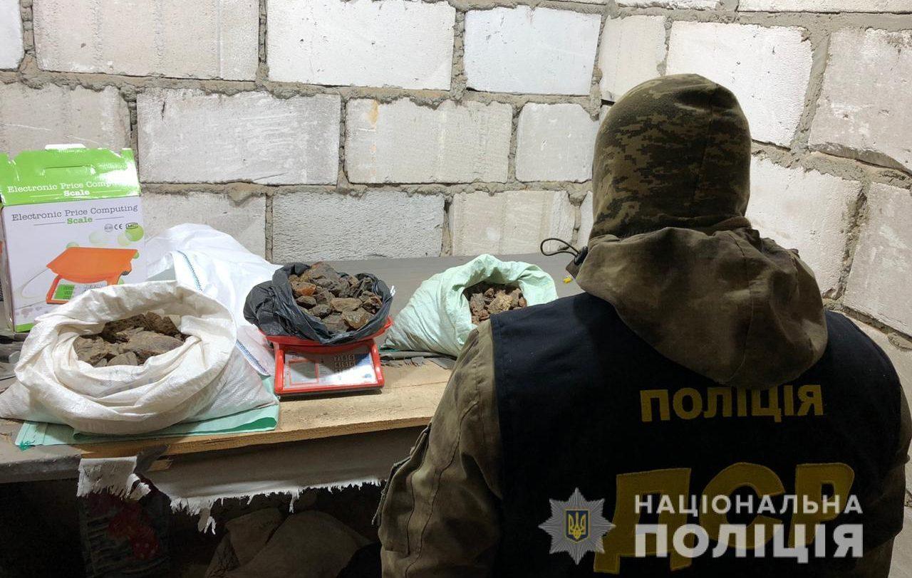 Вчора на Рівненщині поліцейські вилучили бурштину майже на 30 тисяч доларів США