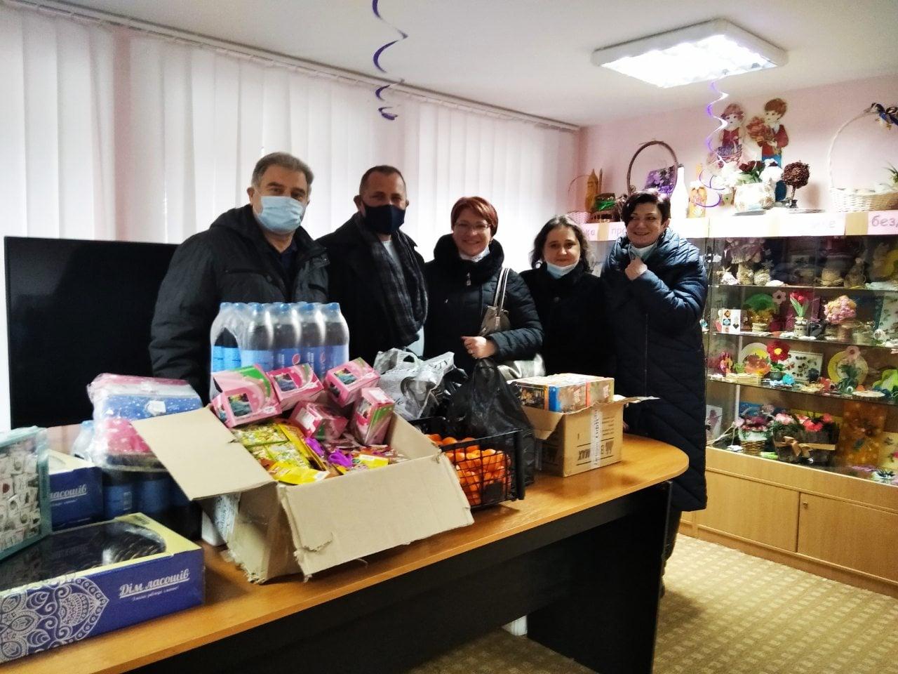 Медсестри Рівненської ЦМЛ придбали подарунки сиротам