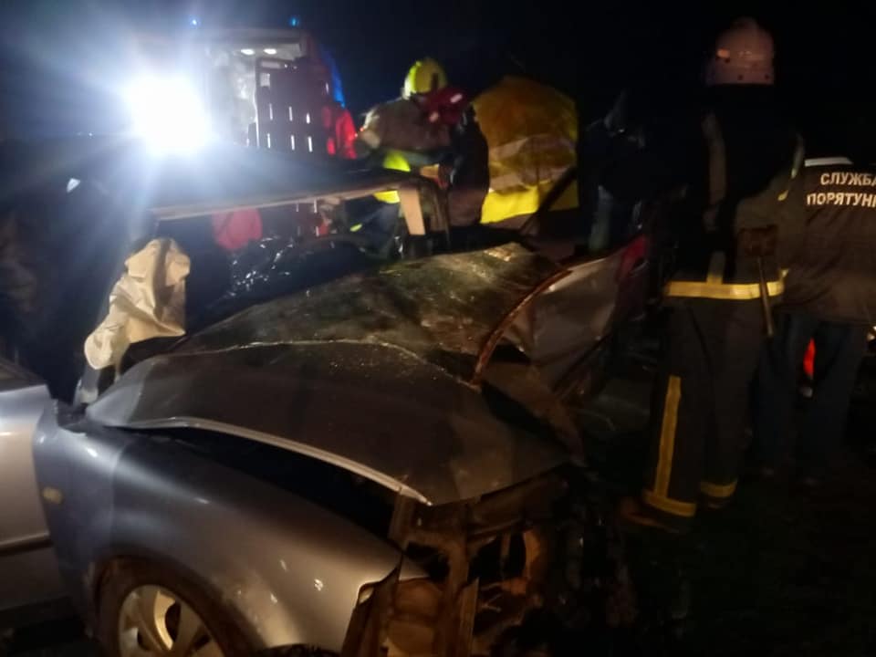 ДТП на Радивилівщині: рятувальники діставали чоловіка з понівеченого авто