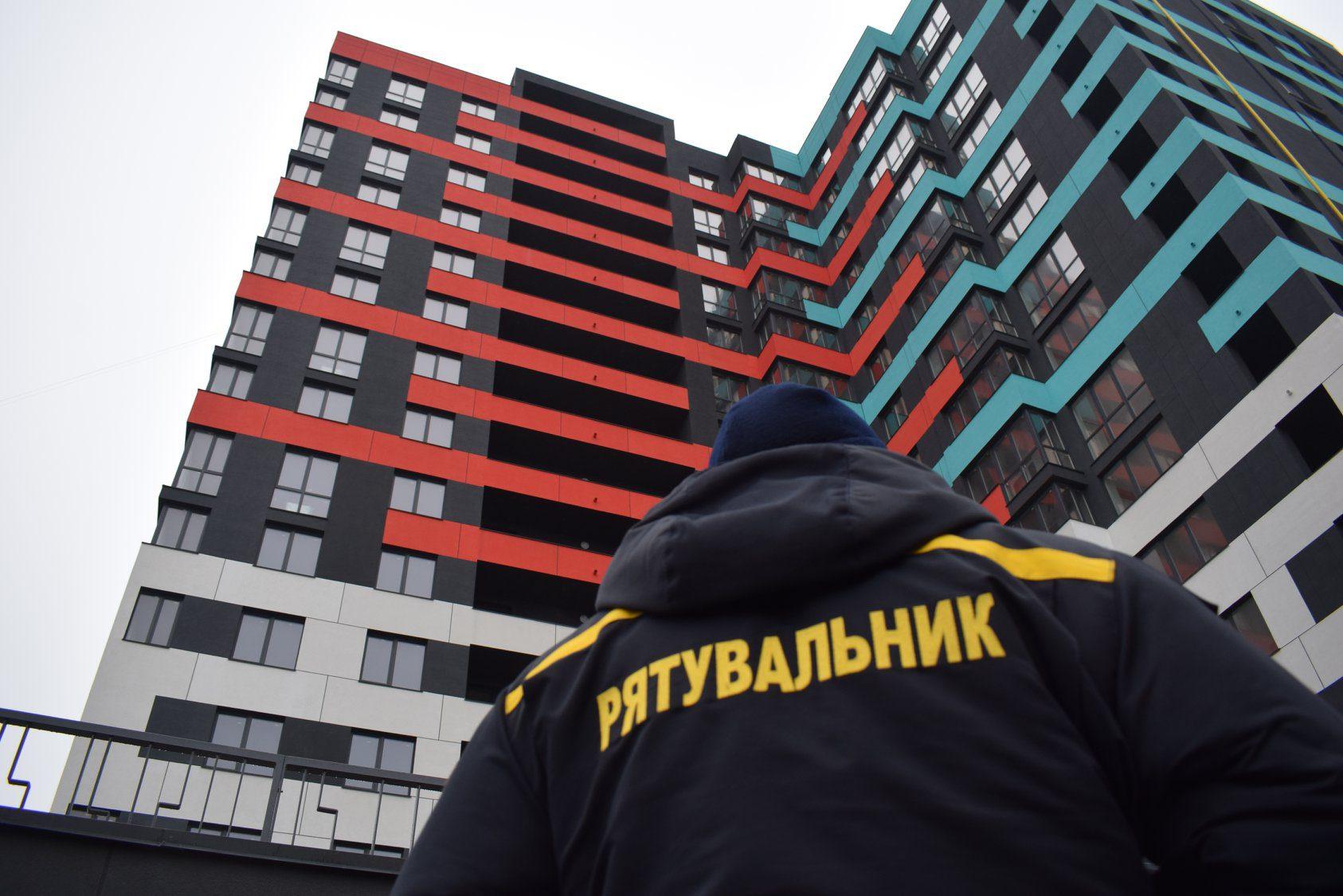 Рівненські рятувальники вчилися гасити пожежу у будинку підвищеної поверховості