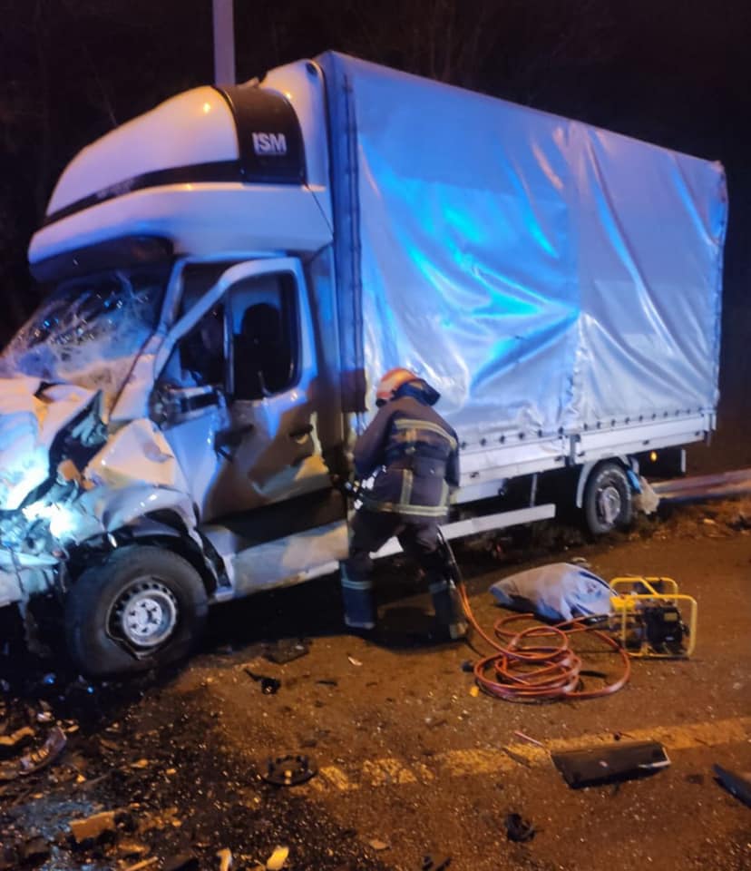 З понівеченого автомобіля рятувальники деблокували двох потерпілих
