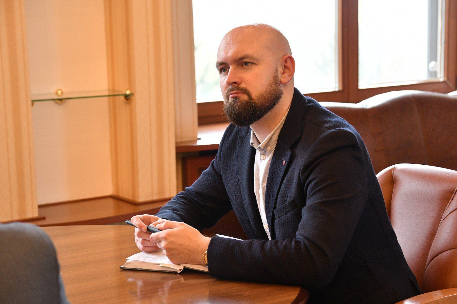 Як Дядько Пол, через відповідальність, в народ ходив