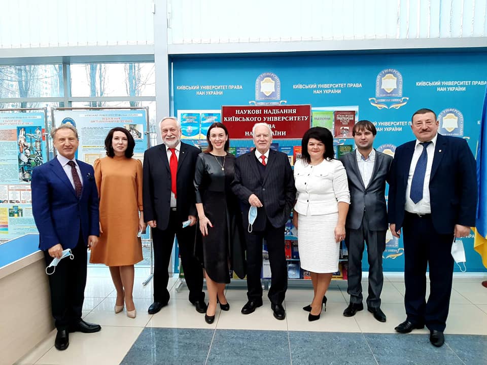 Директор Рівненського інституту отримав золоту медаль