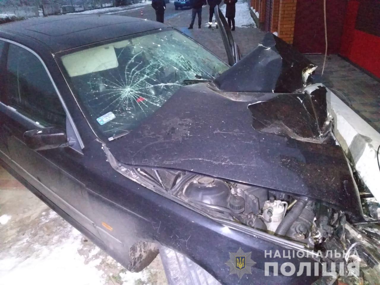 На Поліссі водій легковика врізався в опору і потрапив з пасажиром до лікарні
