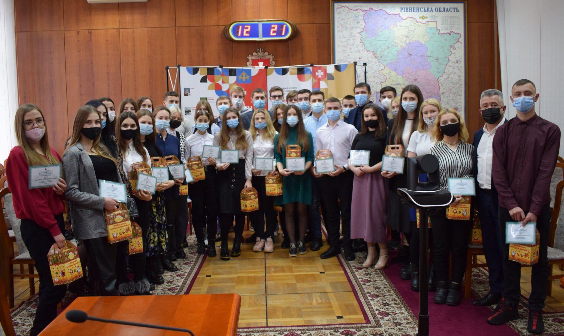 108 успішних студентів та учнів Рівненщини отримали обласні премії