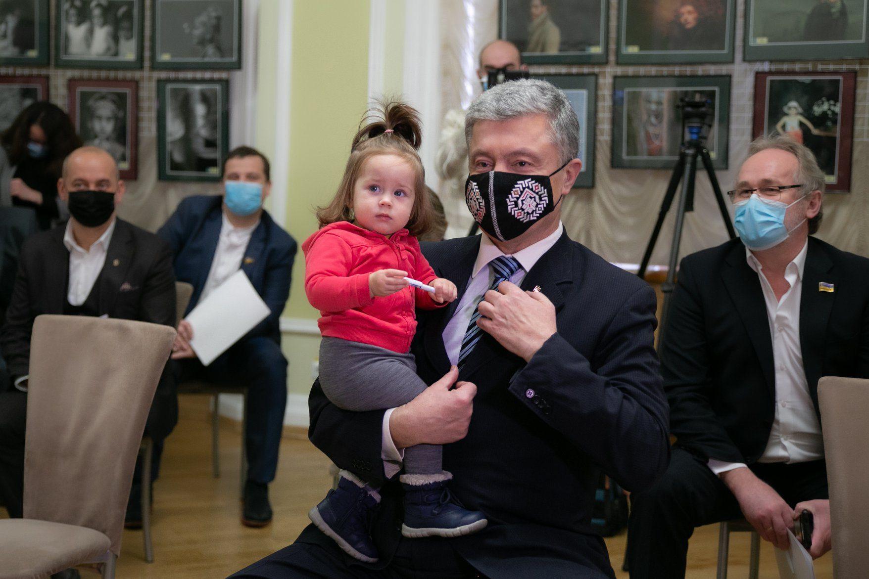 У Рівному депутатка ходить на сесії з дитиною У Рівному депутатка ходить на сесії з дитиною