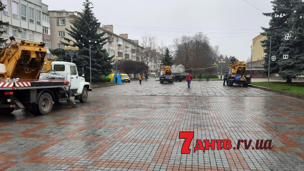 У центрі Рівного встановлюють святкову ілюмінацію (ФОТО)