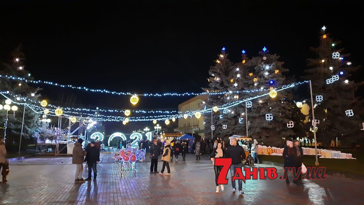 У центрі Рівного різдвяний настрій: співають християнські гурти (Відео) У центрі Рівного різдвяний настрій: співають християнські гурти (Відео)