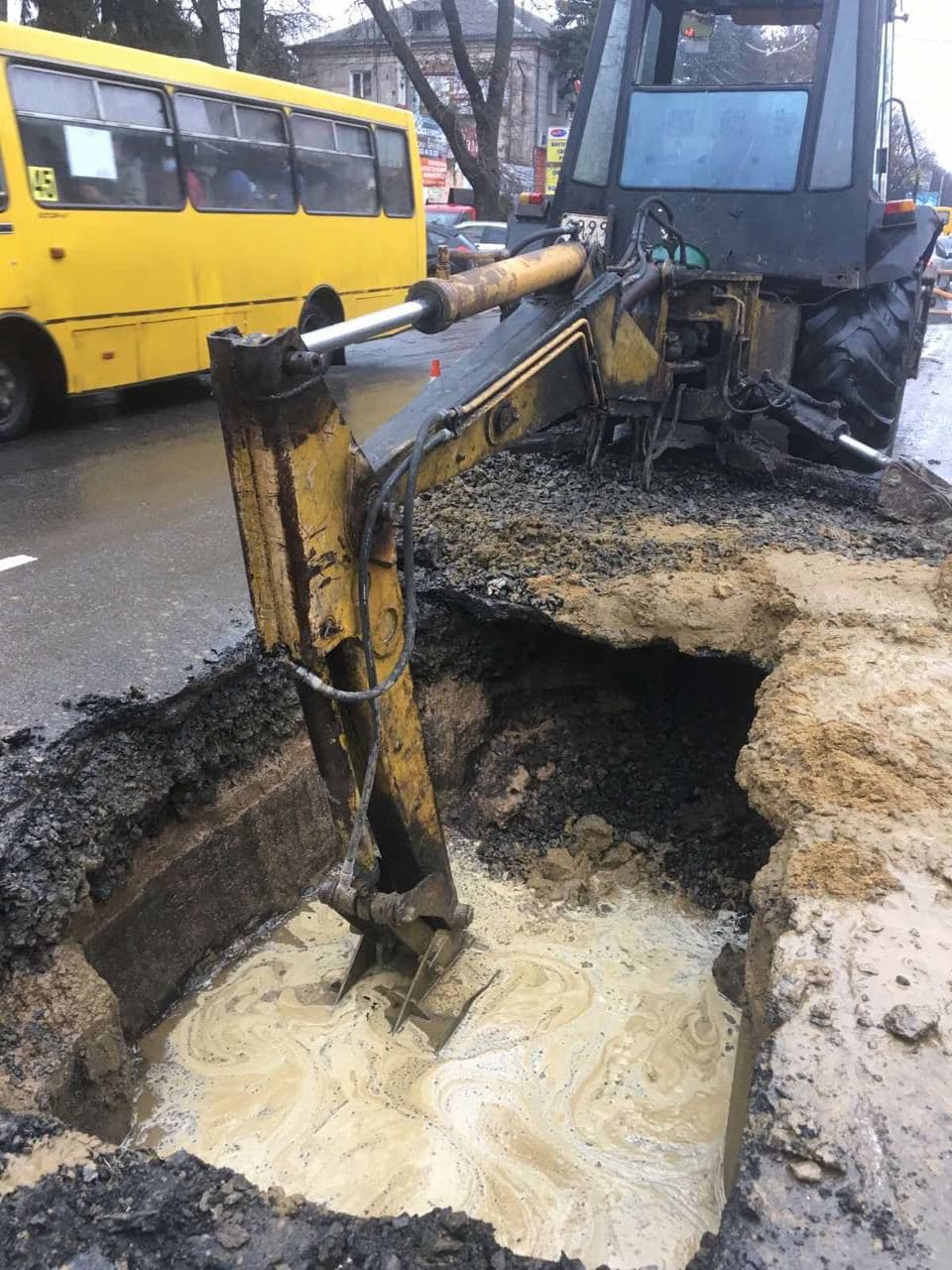 Через пошкодження водопроводу немає води на десяти вулицях Рівного