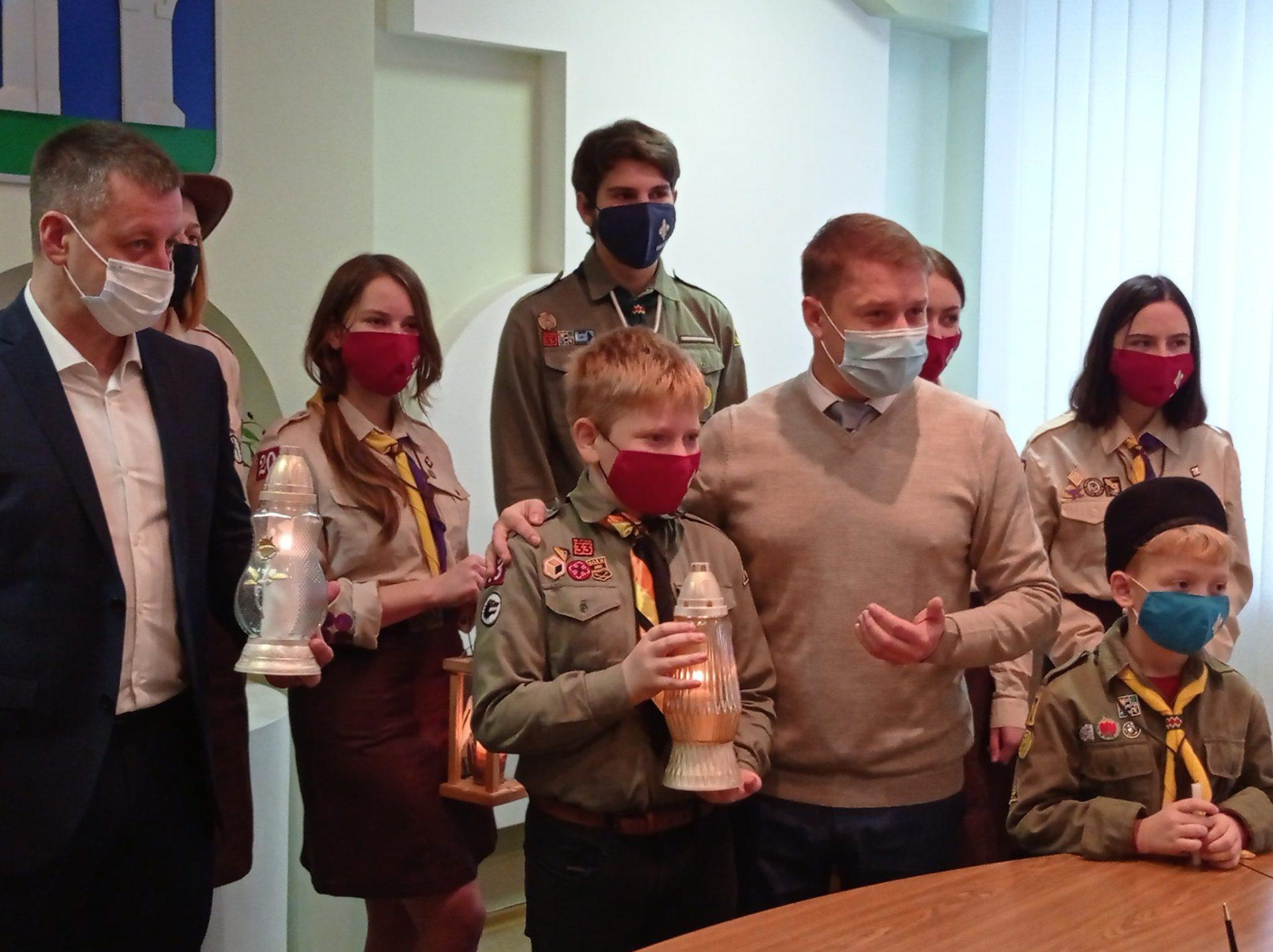 Рівненські пластуни передали Вифлеємський вогонь (ФОТО)