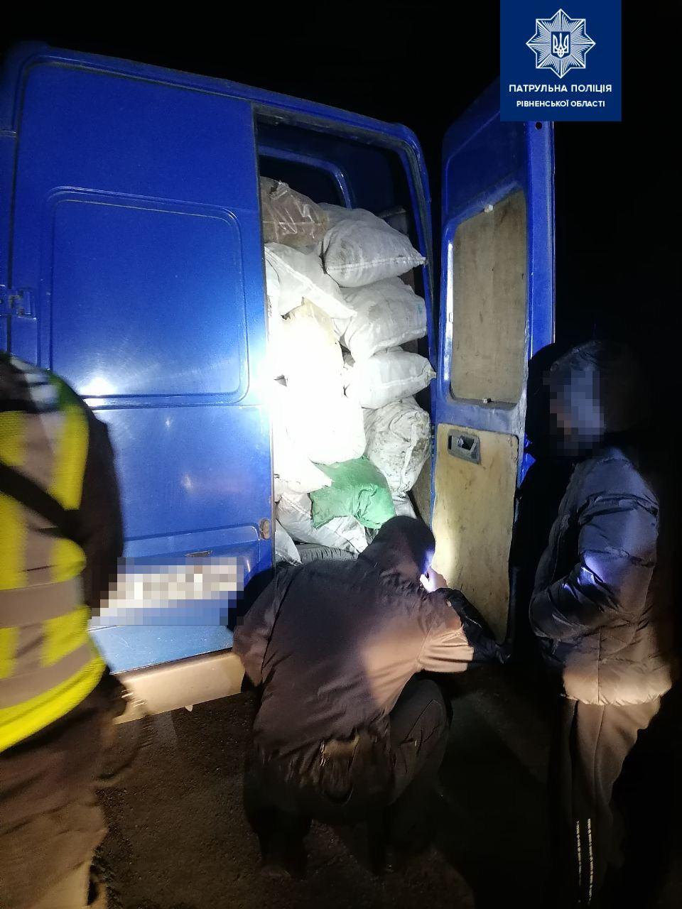 На Сарненщині патрульні затримали бус з великою партією цигарок без документів