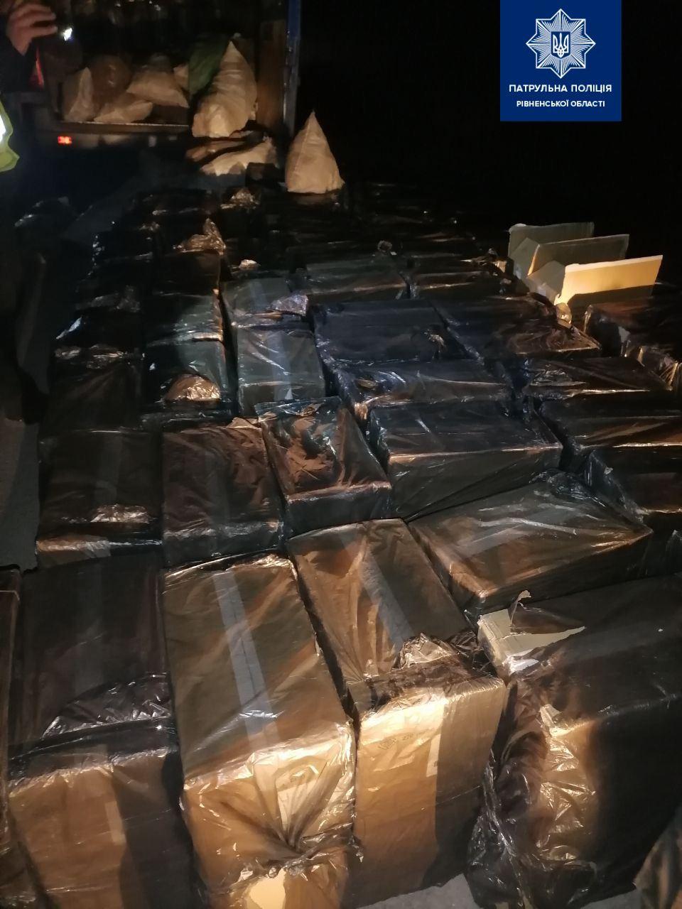 На Сарненщині патрульні затримали бус з великою партією цигарок без документів
