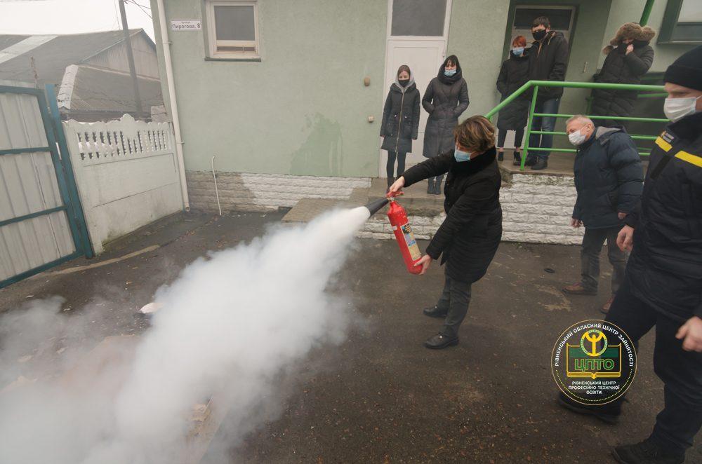 Гасили пожежу професійно працівники Рівненського центру професійно-технічної освіти державної служби зайнятості