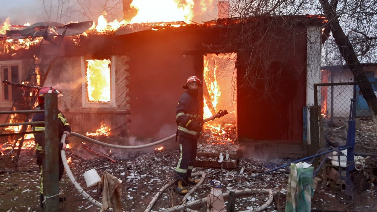 На Рівненщині пенсіонерка намагалася розтопити грубку за допомогою дизельного пального і спалила будинок