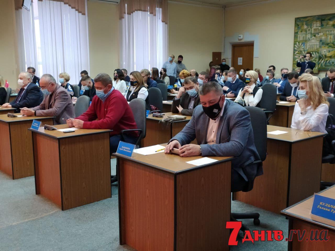 Розпочалося друге засідання сесії Рівнеради: створили фракції і попросили про перерву