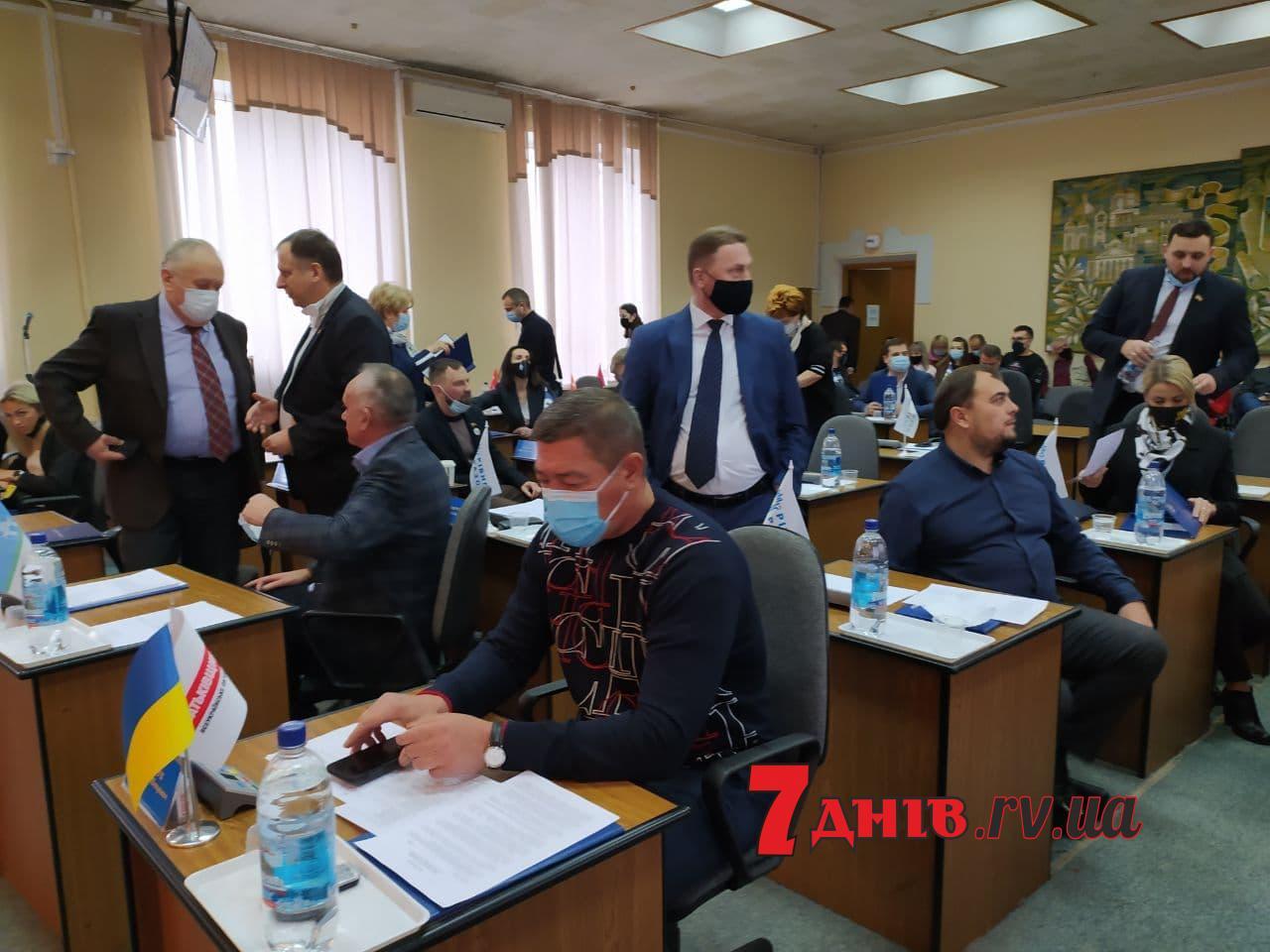 Депутати Рівнеради пішли на перерву