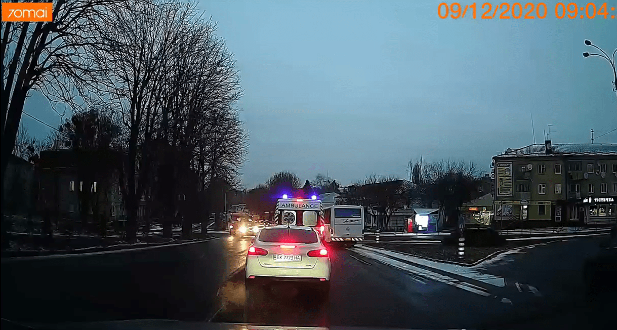 У Рівному маршрутка не пропустила швидку допомогу з ввімкненими проблисковими маячками