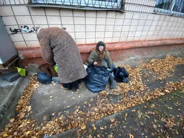У центрі міста Рівне мати з дочкою шукають притулку (ВІДЕО)