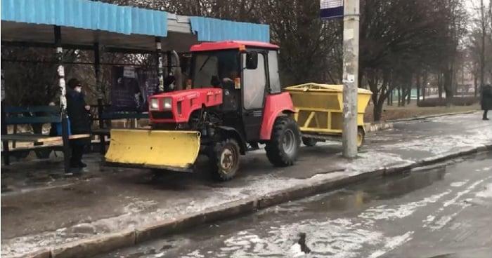 На вулицях Рівного працює комунальна техніка і  двірники, які в ручному режимі посипають вулиці піском, сіллю, відсівом