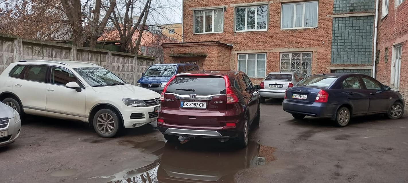 У Рівному заблокували автівку депутатки Рівнеради, бо посміла заїхати на службову стоянку