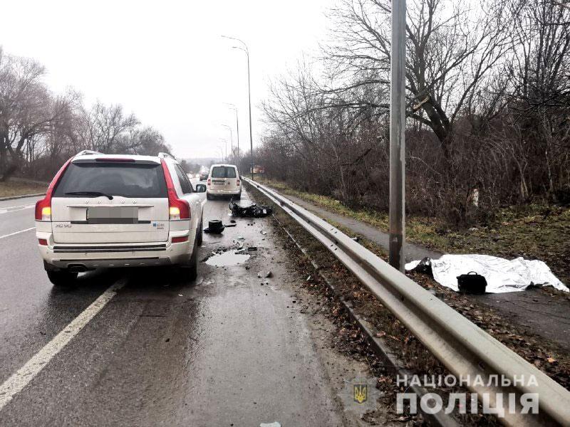 На Дубенщині під колесами позашляховика загинув скутерист На Дубенщині під колесами позашляховика загинув скутерист