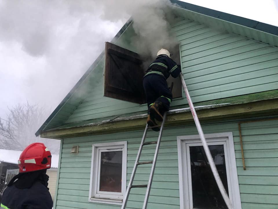 Пожежу на Рокитнівщині гасили п’ятеро рятувальників