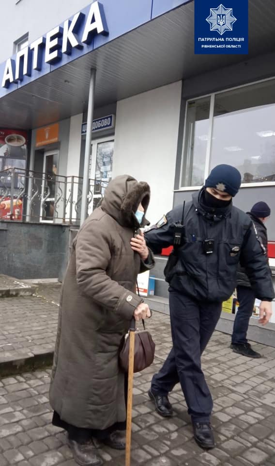 У Рівному патрульні поліцейські допомогли 91-річній рівнянці